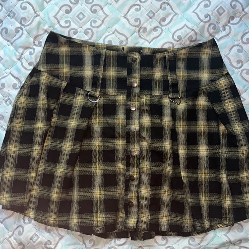 Hot topic yellow&black snap front pleated skirt. (missing tag)